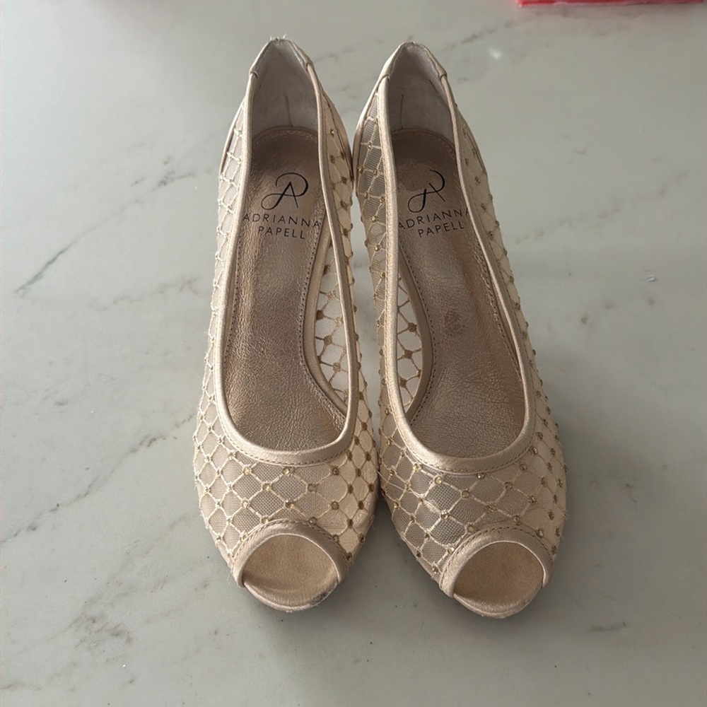 Gold dress shoe pumps, open toe